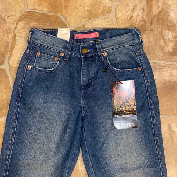 NWT Y2k Vintage Levi's Cropped Mom Jeans, Medium Blue Denim Wash, Size 26 - Picture 4 of 10